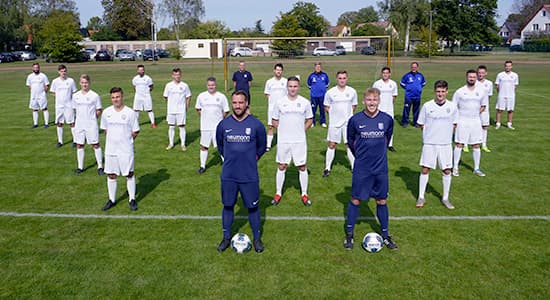 Fussballmanschaft mit gesponserten Trikots